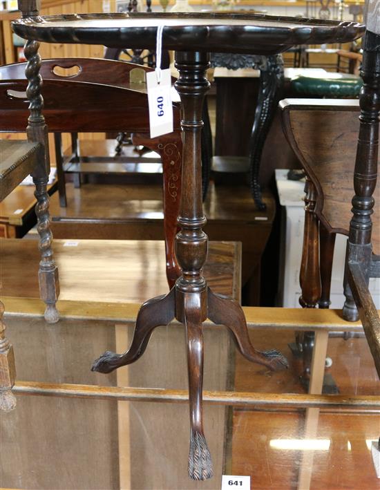 Mahogany occasional table, with piecrust edge on tripod support